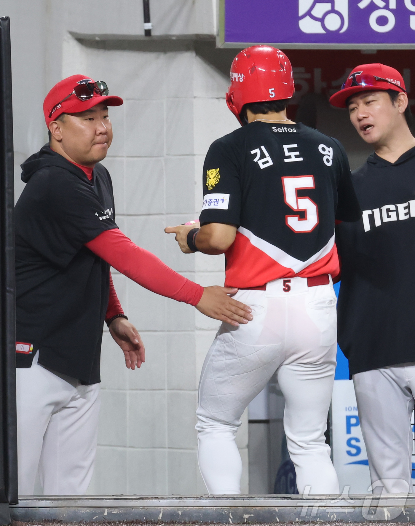 (대전=뉴스1) 김기남 기자 = 20일 대전 한화생명볼파크에서 열린 2026 신한 SOL KBO리그 기아 타이거즈와 한화 이글스의 경기에서 6회초 기아 카스트로 안타에 득점한 김도 …