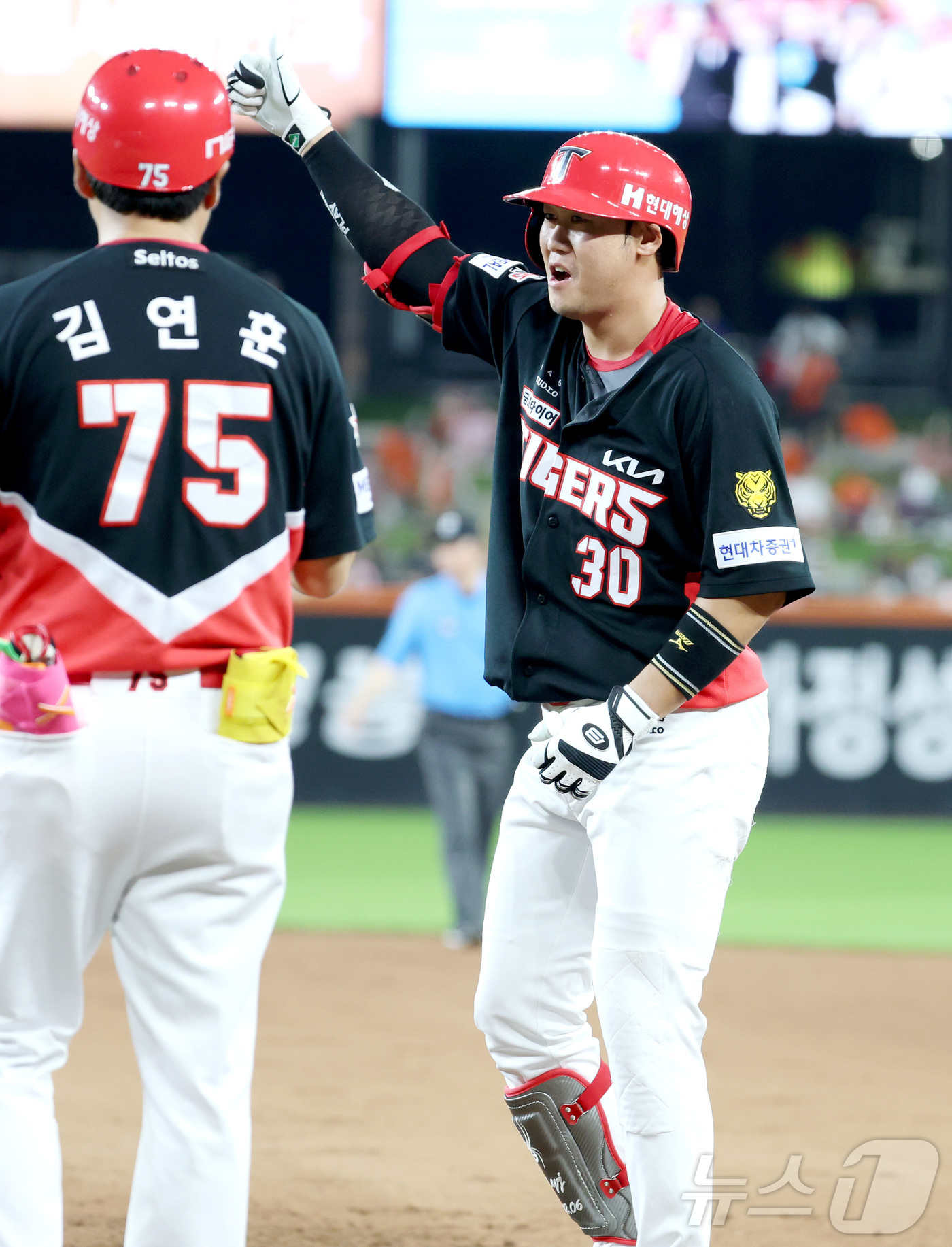 (대전=뉴스1) 김기남 기자 = 20일 대전 한화생명볼파크에서 열린 2026 신한 SOL KBO리그 기아 타이거즈와 한화 이글스의 경기에서 기아 하주석이 9회초 1타점 안타를 치고 …