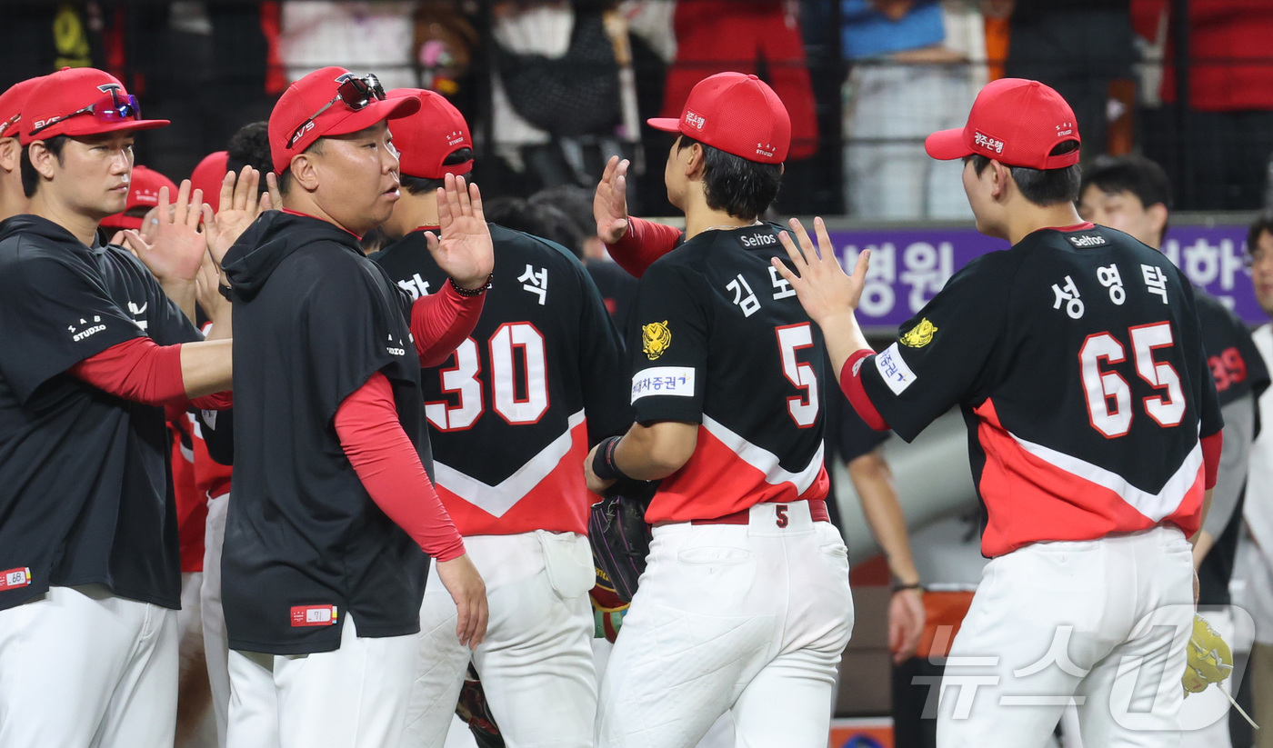 (대전=뉴스1) 김기남 기자 = 20일 대전 한화생명볼파크에서 열린 2026 신한 SOL KBO리그 기아 타이거즈와 한화 이글스의 경기에서 기아가 역전승을 거두며 이범호감독이 선수 …