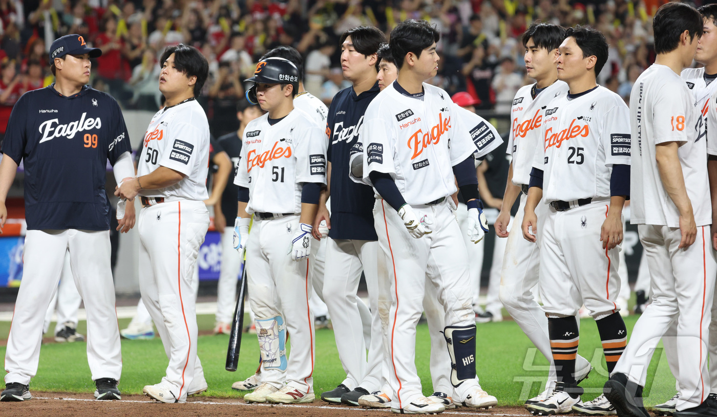 (대전=뉴스1) 김기남 기자 = 20일 대전 한화생명볼파크에서 열린 2026 신한 SOL KBO리그 기아 타이거즈와 한화 이글스의 경기에서 한화가 6연패 하며 팬들에게 인사하고 있 …