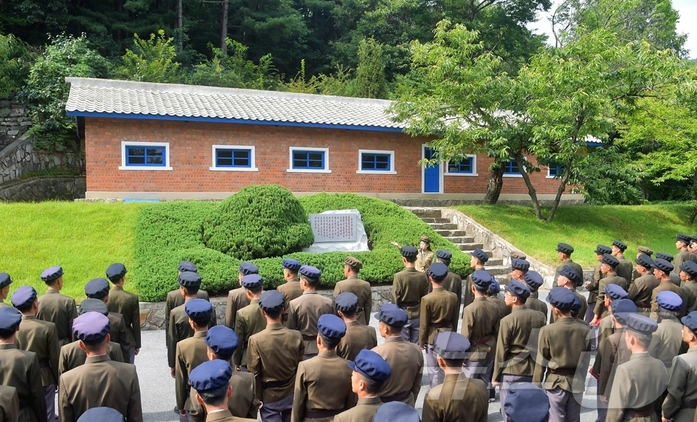 (평양 노동신문=뉴스1) = 북한 노동당 기관지 노동신문은 김정일 국방위원장의 군사야영훈련 참가 64주년을 맞아 대학생 청년들의 어은혁명사적지 답사행군이 진행됐다고 21일 보도했다 …