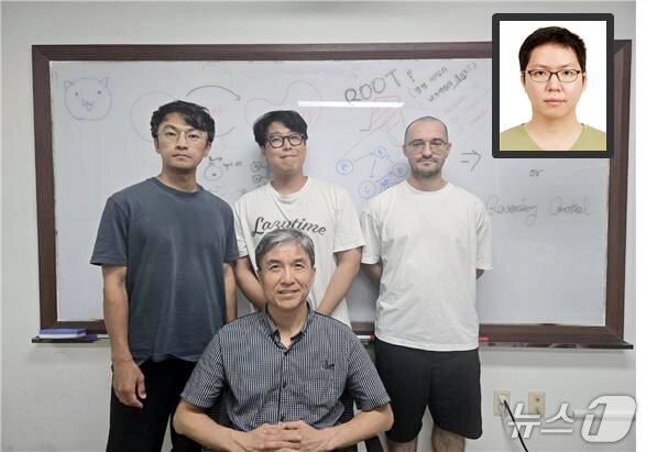 본문 이미지 - 오른쪽 위 얼굴사진은  KAIST 바이오및뇌공학과 김종완 박사(공동 제1저자).  뒷줄 왼쪽부터 이종훈 박사(공저자), 장성훈 박사(공동 제1저자), 코빈 하퍼 박사과정생(공저자), 앞줄은 조광현 교수. (KAIST 제공. 재판매 및 DB금지) 2026.8.21/뉴스1