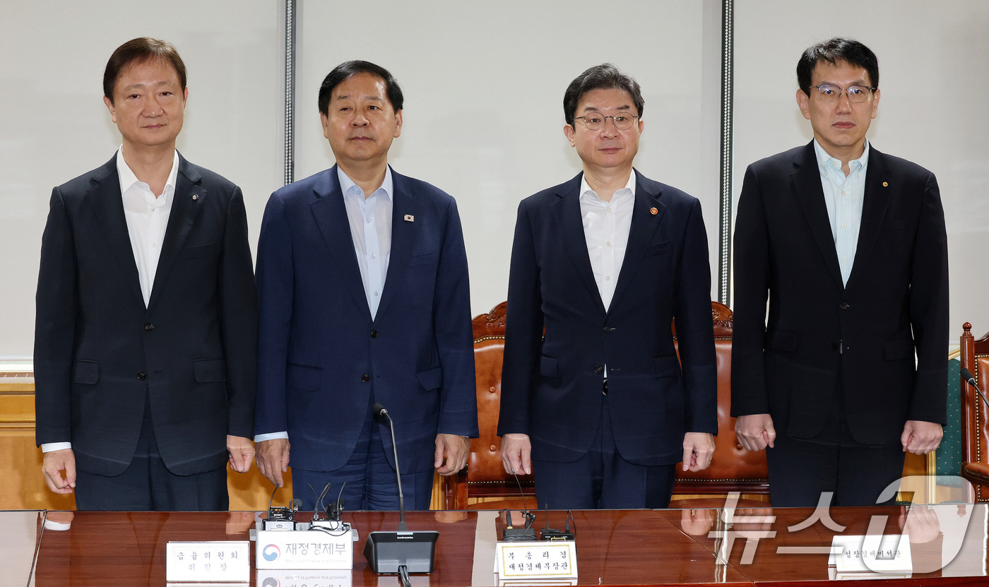 (서울=뉴스1) 박세연 기자 = 구윤철 부총리 겸 재정경제부 장관과 경제 수장들이 21일 서울 중구 은행회관에서 열린 시장상황점검회의에서 기념촬영을 하고 있다. 왼쪽부터 이찬진 금 …
