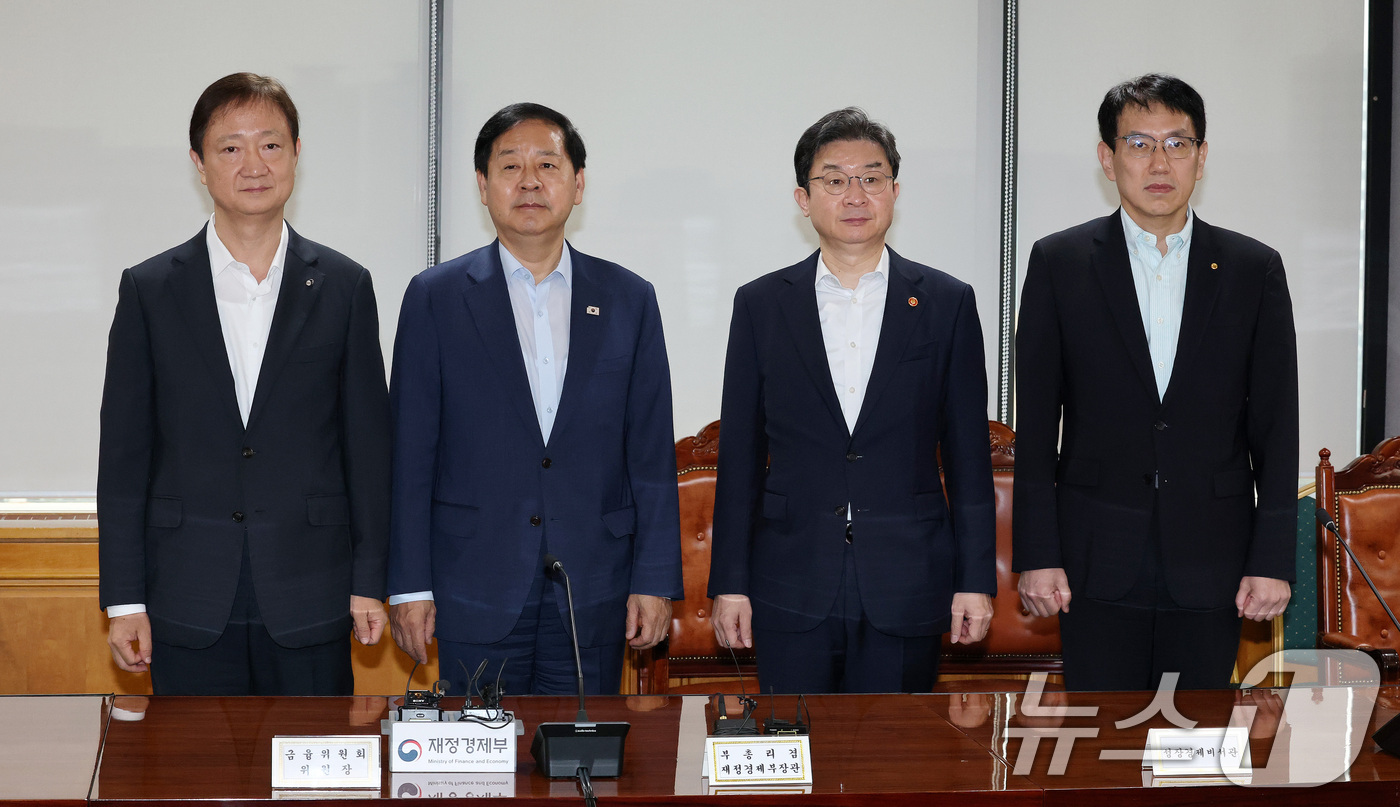 (서울=뉴스1) 박세연 기자 = 구윤철 부총리 겸 재정경제부 장관과 경제 수장들이 21일 서울 중구 은행회관에서 열린 시장상황점검회의에서 기념촬영을 하고 있다. 왼쪽부터 이찬진 금 …