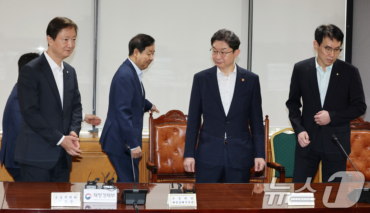(서울=뉴스1) 박세연 기자 = 구윤철 부총리 겸 재정경제부 장관과 경제 수장들이 21일 서울 중구 은행회관에서 열린 시장상황점검회의에서 기념촬영 후 자리로 향하고 있다. 왼쪽부터 …