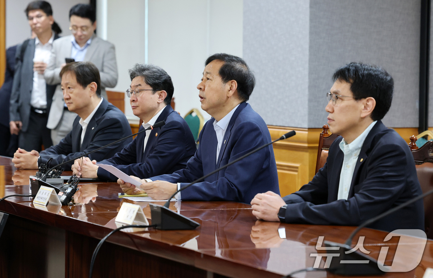 (서울=뉴스1) 박세연 기자 = 구윤철 부총리 겸 재정경제부 장관이 21일 서울 중구 은행회관에서 열린 시장상황점검회의에서 모두발언을 하고 있다. 왼쪽부터 이찬진 금융감독원장, 이 …