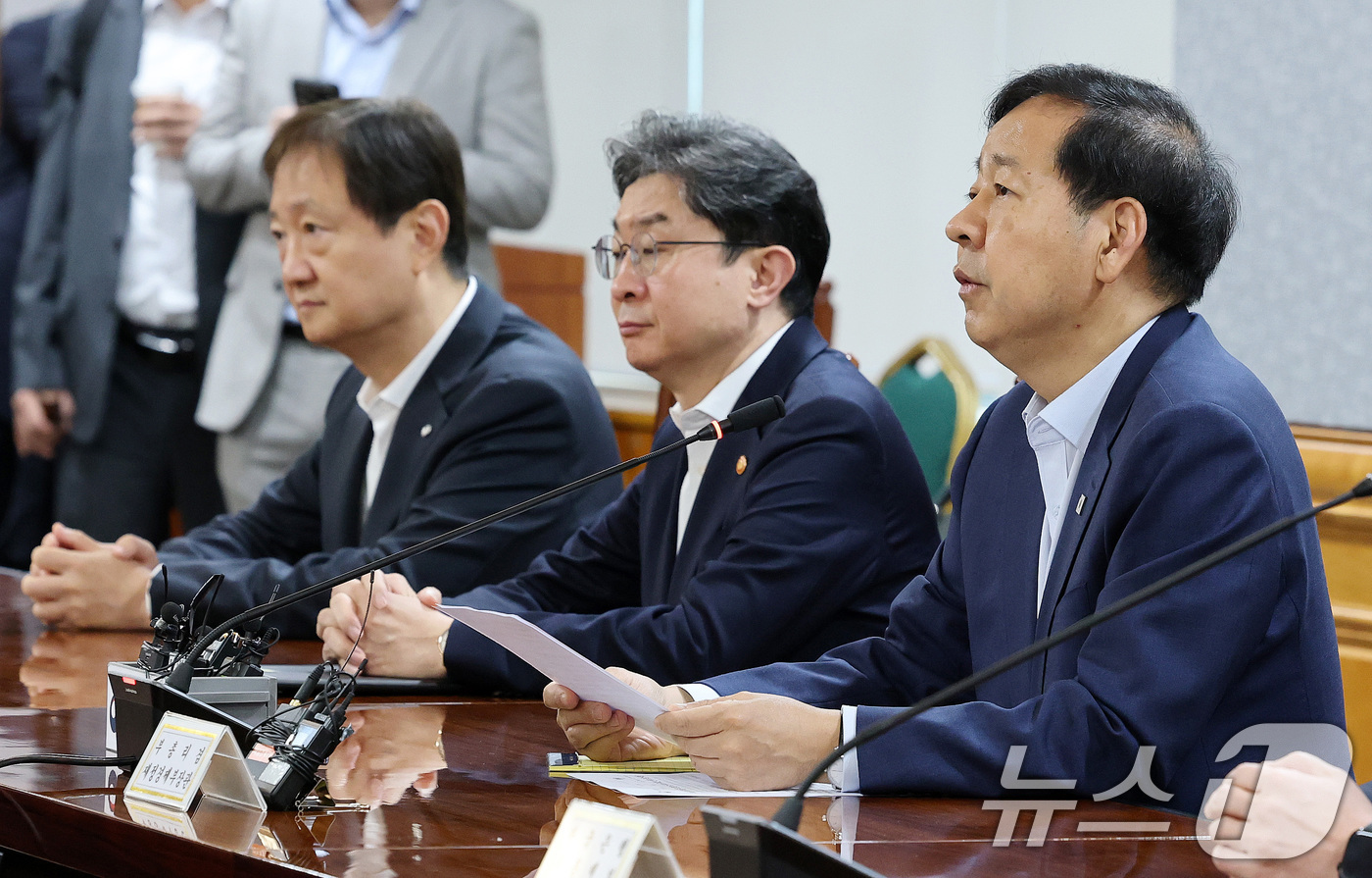 (서울=뉴스1) 박세연 기자 = 구윤철 부총리 겸 재정경제부 장관이 21일 서울 중구 은행회관에서 열린 시장상황점검회의에서 모두발언을 하고 있다. 왼쪽부터 이찬진 금융감독원장, 이 …