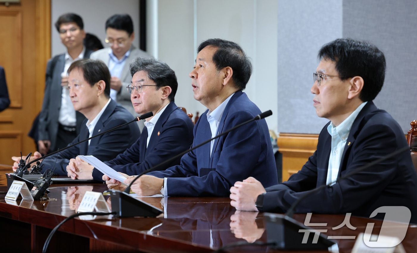 (서울=뉴스1) 박세연 기자 = 구윤철 부총리 겸 재정경제부 장관이 21일 서울 중구 은행회관에서 열린 시장상황점검회의에서 모두발언을 하고 있다. 왼쪽부터 이찬진 금융감독원장, 이 …