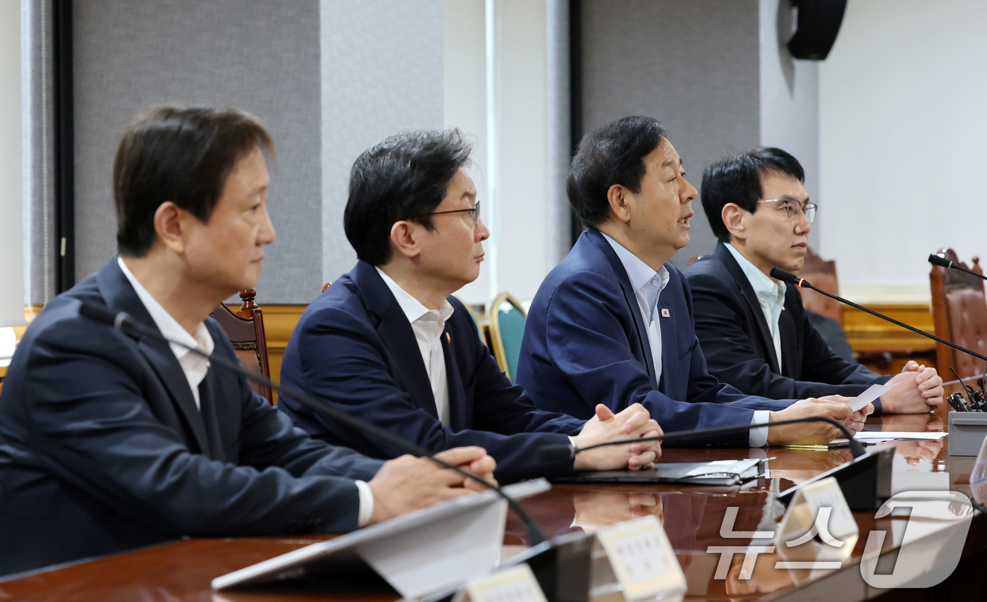(서울=뉴스1) 박세연 기자 = 구윤철 부총리 겸 재정경제부 장관이 21일 서울 중구 은행회관에서 열린 시장상황점검회의에서 모두발언을 하고 있다. 왼쪽부터 이찬진 금융감독원장, 이 …
