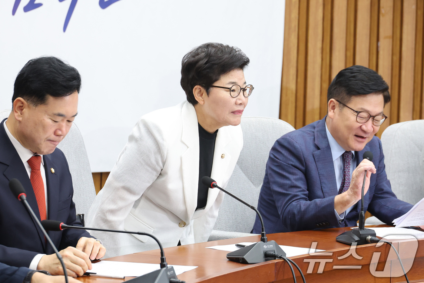 (서울=뉴스1) 신웅수 기자 = 임이자 국민의힘 정책위의장이 21일 서울 여의도 국회에서 열린 원내대책회의에서 인사하고 있다. 2026.8.21/뉴스1