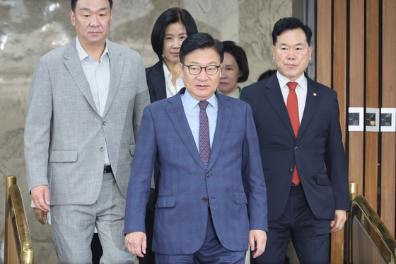 회의 참석하는 정점식 원내대표