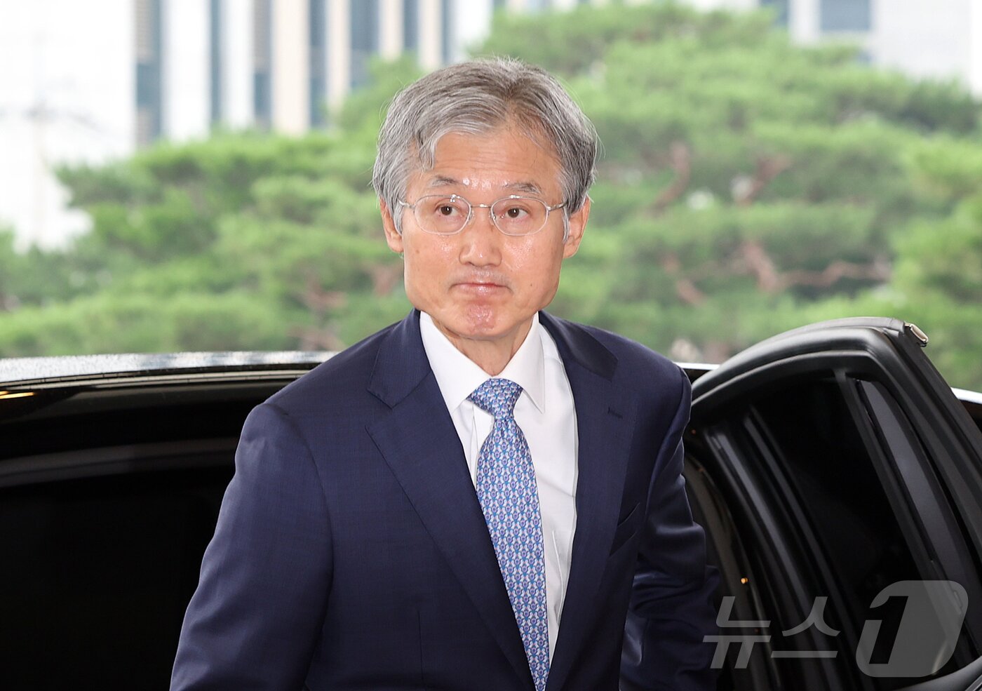 본문 이미지 - 조희대 대법원장이 21일 오전 서울 서초구 대법원으로 출근하고 있다. 조 대법원장은 지난 18일 노태악 전 대법관과 이흥구 대법관 후임으로 손봉기 대구지방법원 부장판사와 김성수 서울고등법원 부장판사를 이재명 대통령에게 임명 제청했다. 2026.8.21 ⓒ 뉴스1 김진환 기자