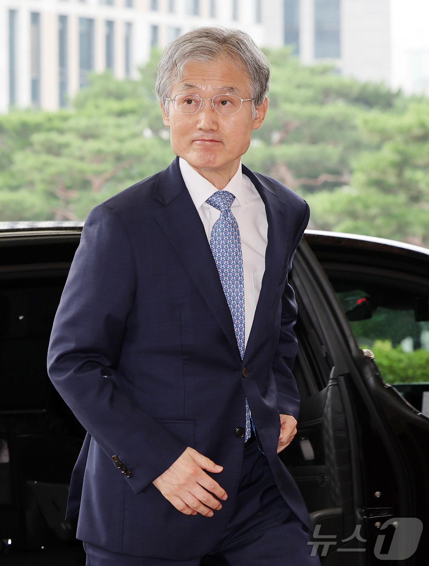 (서울=뉴스1) 김진환 기자 = 조희대 대법원장이 21일 오전 서울 서초구 대법원으로 출근하고 있다.조 대법원장은 지난 18일 노태악 전 대법관과 이흥구 대법관 후임으로 손봉기 대 …