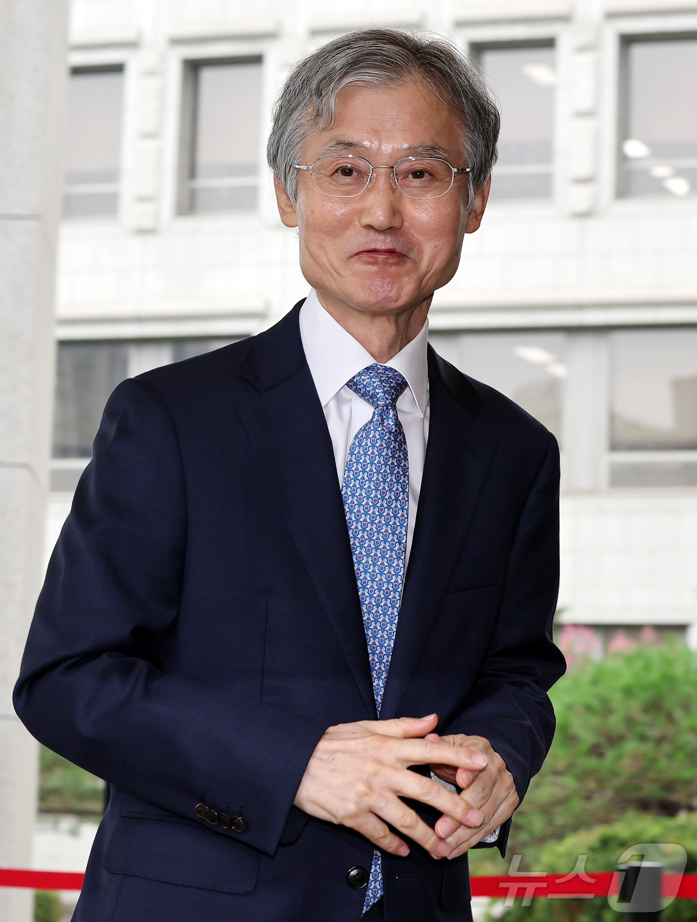 (서울=뉴스1) 김진환 기자 = 조희대 대법원장이 21일 오전 서울 서초구 대법원으로 출근하며 취재진 질문에 답하고 있다.조 대법원장은 지난 18일 노태악 전 대법관과 이흥구 대법 …