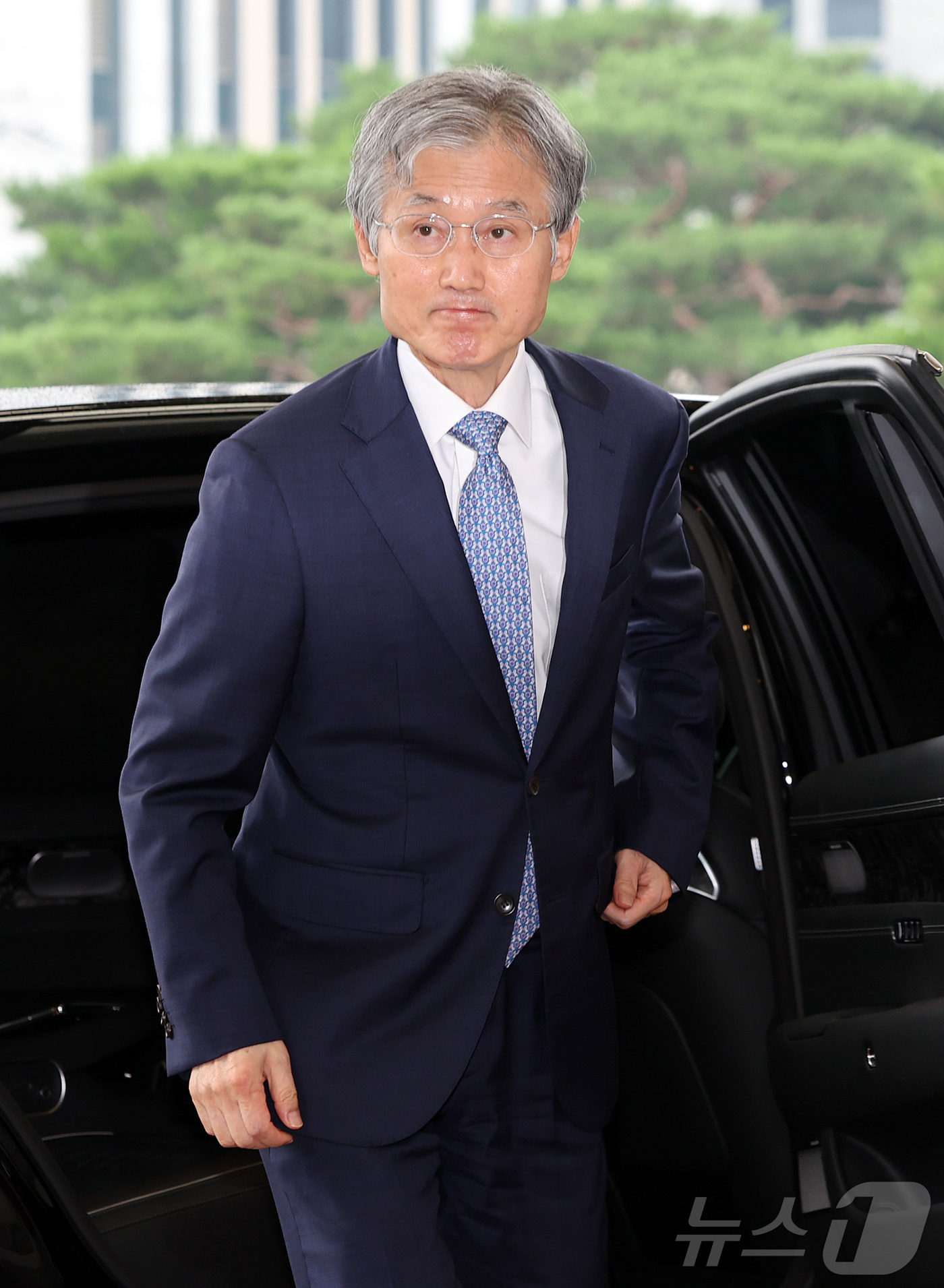 (서울=뉴스1) 김진환 기자 = 조희대 대법원장이 21일 오전 서울 서초구 대법원으로 출근하고 있다.조 대법원장은 지난 18일 노태악 전 대법관과 이흥구 대법관 후임으로 손봉기 대 …