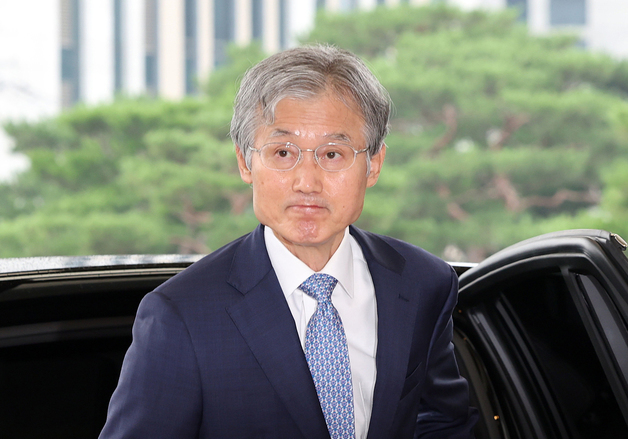 출근하는 조희대 대법원장