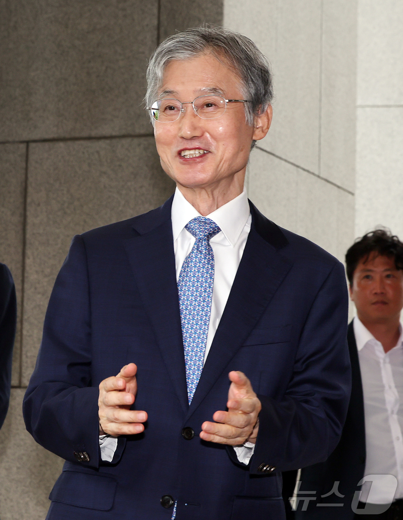(서울=뉴스1) 김진환 기자 = 조희대 대법원장이 21일 오전 서울 서초구 대법원으로 출근하며 취재진 질문에 답하고 있다.조 대법원장은 지난 18일 노태악 전 대법관과 이흥구 대법 …