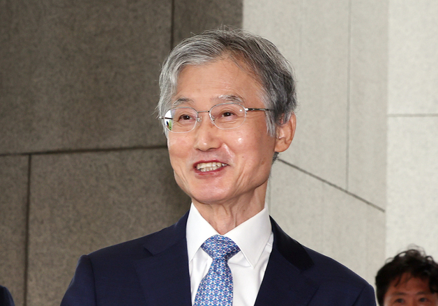 조희대 대법원장, '대법관 서면제청' 논란 속 출근