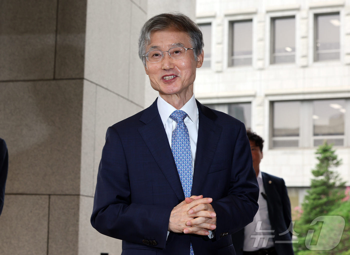 (서울=뉴스1) 김진환 기자 = 조희대 대법원장이 21일 오전 서울 서초구 대법원으로 출근하며 취재진 질문에 답하고 있다.조 대법원장은 지난 18일 노태악 전 대법관과 이흥구 대법 …