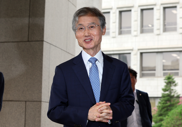 취재진 질문에 답변하는 조희대 대법원장