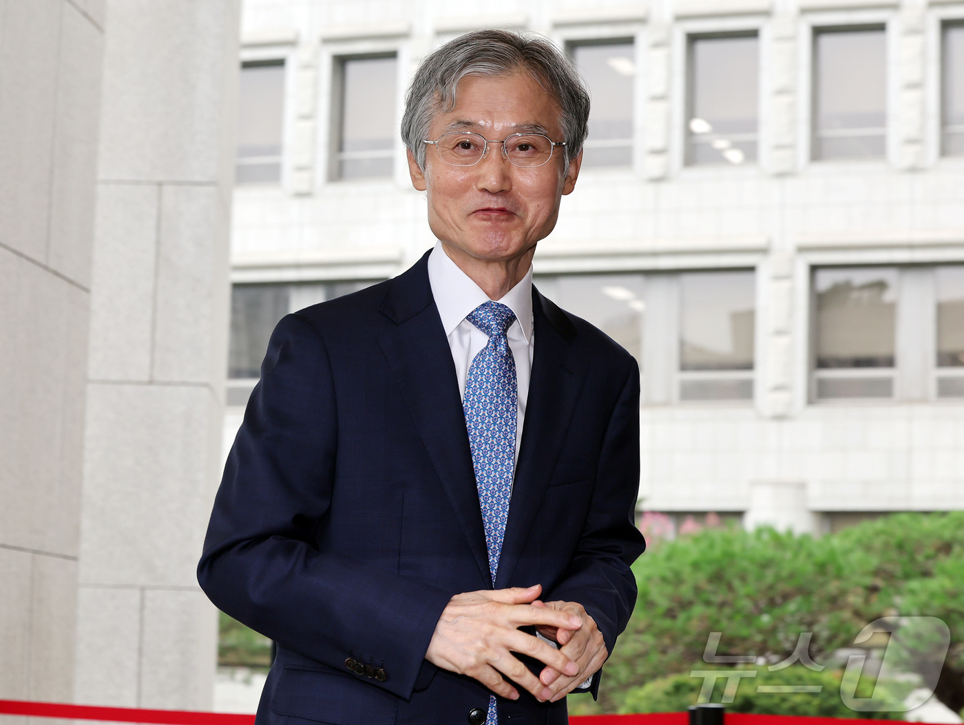 (서울=뉴스1) 김진환 기자 = 조희대 대법원장이 21일 오전 서울 서초구 대법원으로 출근하며 취재진 질문에 답하고 있다.조 대법원장은 지난 18일 노태악 전 대법관과 이흥구 대법 …