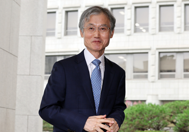 조희대 대법원장, '대법관 서면제청' 논란 속 출근