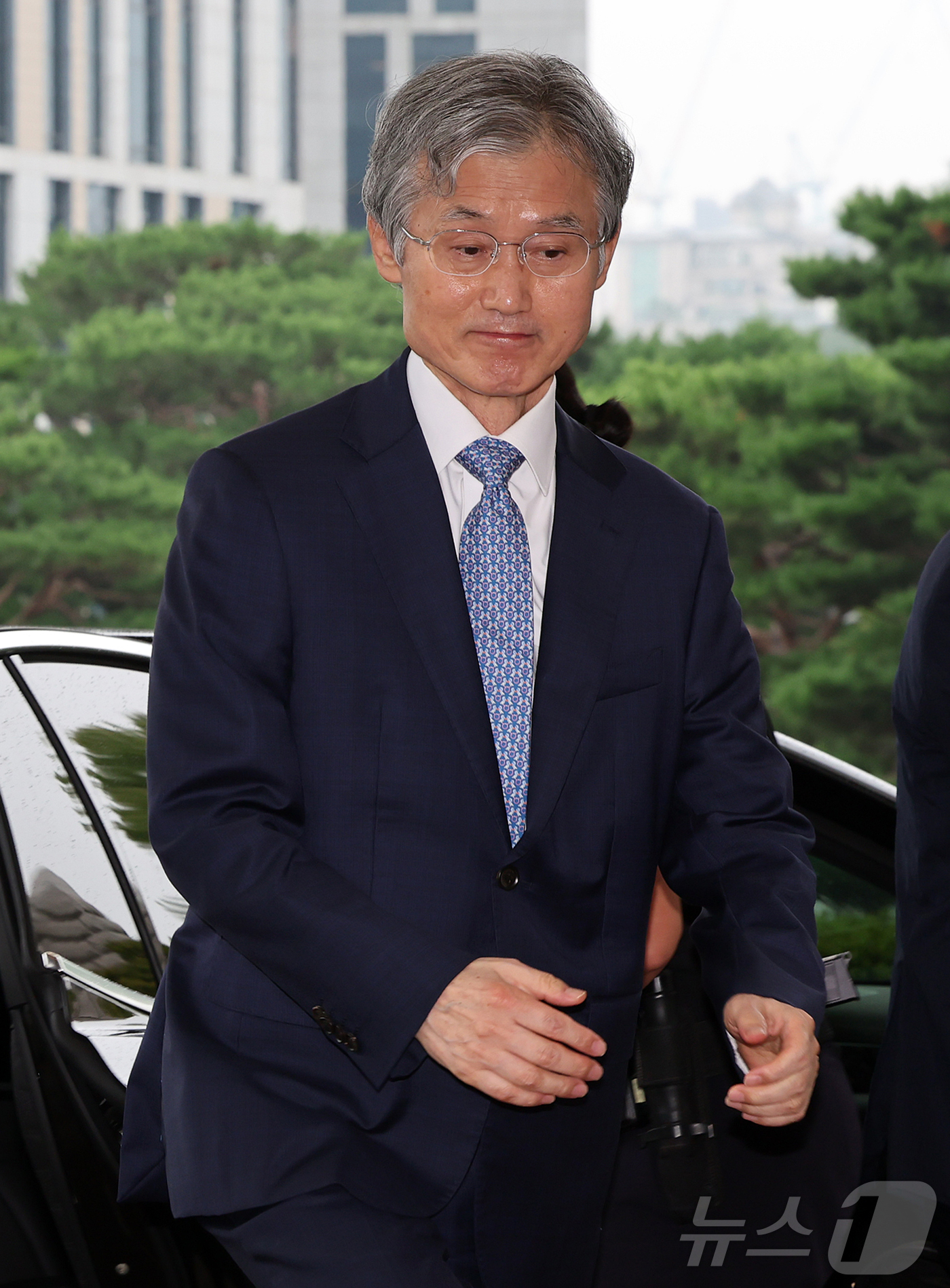 (서울=뉴스1) 김진환 기자 = 조희대 대법원장이 21일 오전 서울 서초구 대법원으로 출근하고 있다.조 대법원장은 지난 18일 노태악 전 대법관과 이흥구 대법관 후임으로 손봉기 대 …