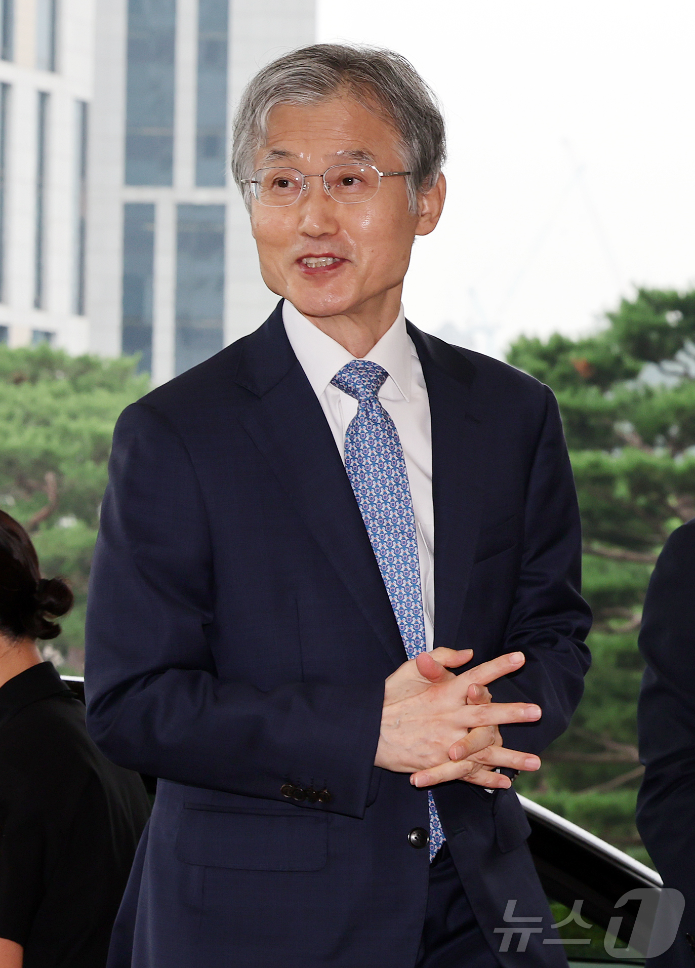 (서울=뉴스1) 김진환 기자 = 조희대 대법원장이 21일 오전 서울 서초구 대법원으로 출근하고 있다.조 대법원장은 지난 18일 노태악 전 대법관과 이흥구 대법관 후임으로 손봉기 대 …