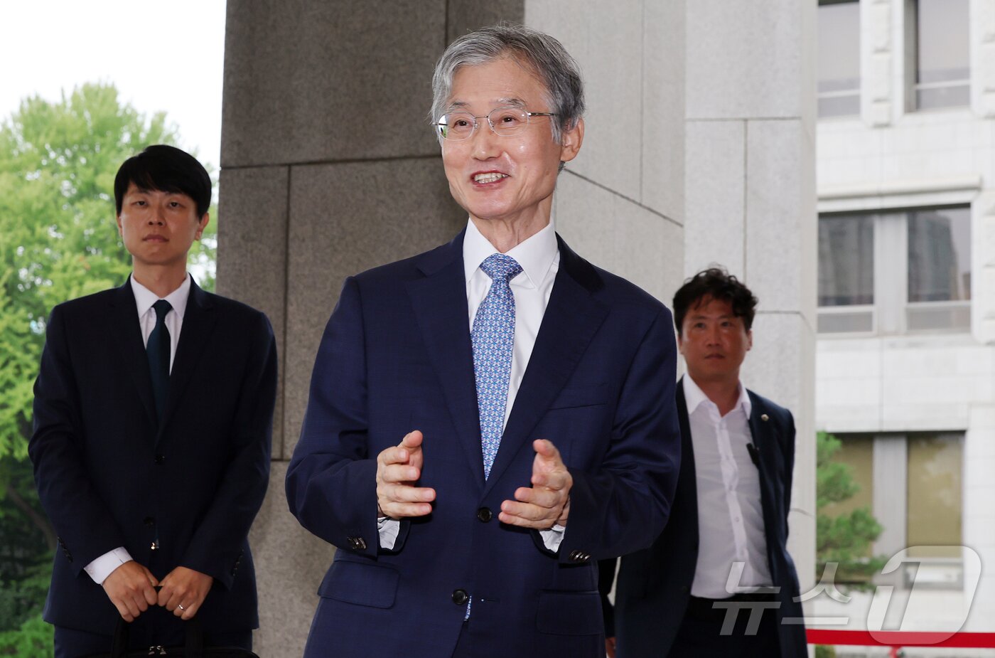 본문 이미지 - 조희대 대법원장이 21일 오전 서울 서초구 대법원으로 출근하며 취재진 질문에 답하고 있다. 조 대법원장은 지난 18일 노태악 전 대법관과 이흥구 대법관 후임으로 손봉기 대구지방법원 부장판사와 김성수 서울고등법원 부장판사를 이재명 대통령에게 임명 제청했다. 2026.8.21 ⓒ 뉴스1 김진환 기자