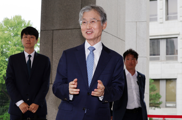 취재진 질문에 답변하는 조희대 대법원장