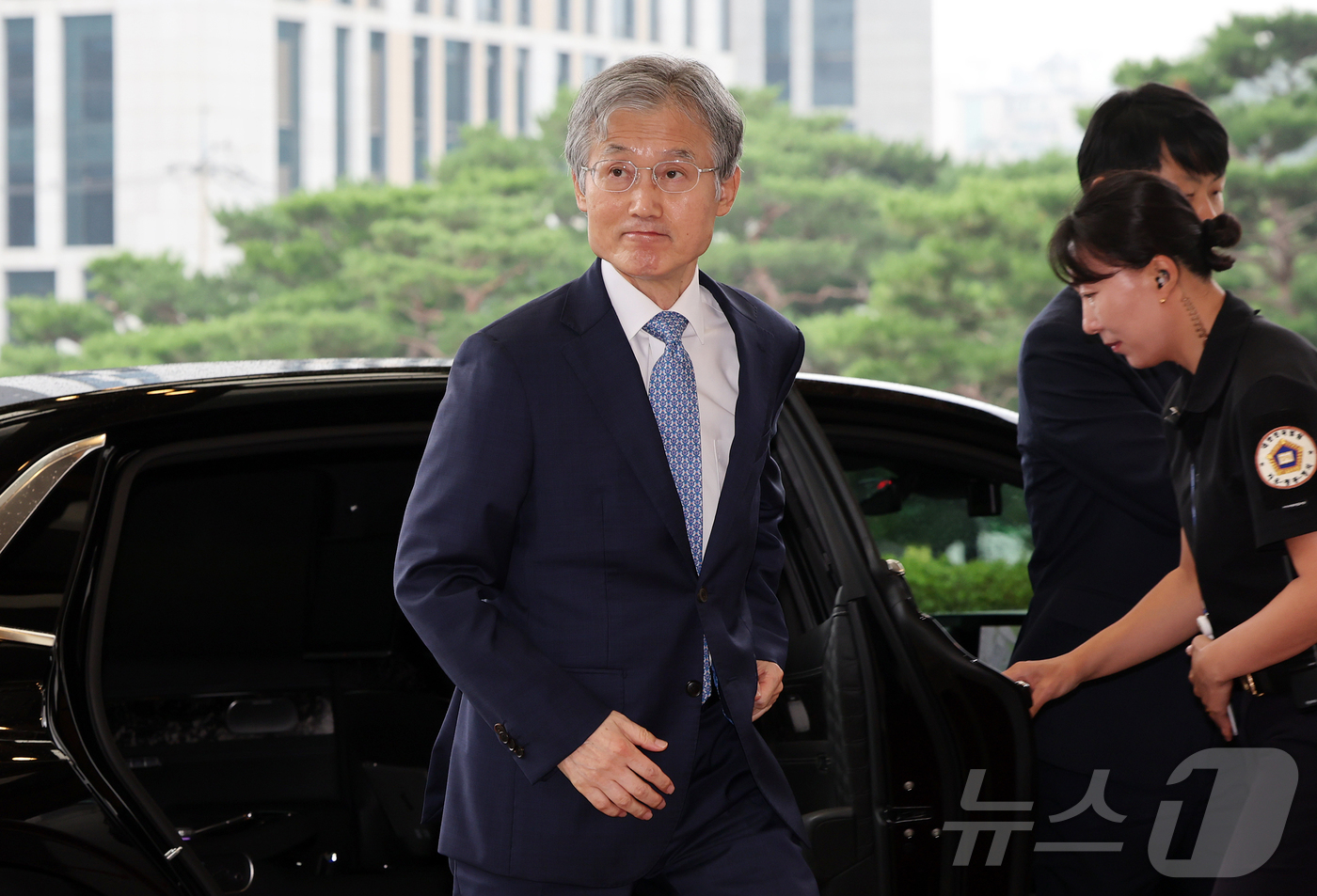 (서울=뉴스1) 김진환 기자 = 조희대 대법원장이 21일 오전 서울 서초구 대법원으로 출근하고 있다.조 대법원장은 지난 18일 노태악 전 대법관과 이흥구 대법관 후임으로 손봉기 대 …