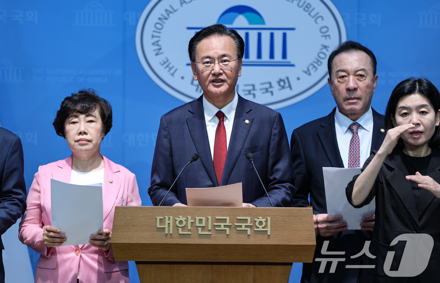 (서울=뉴스1) 김도우 기자 = 유상범 국민의힘 의원과 국회 예산결산위 소속 국민의힘 의원들이 21일 서울 여의도 국회 소통관에서 예산결산특별위원회 결산 심사 관련 기자회견을 하고 …