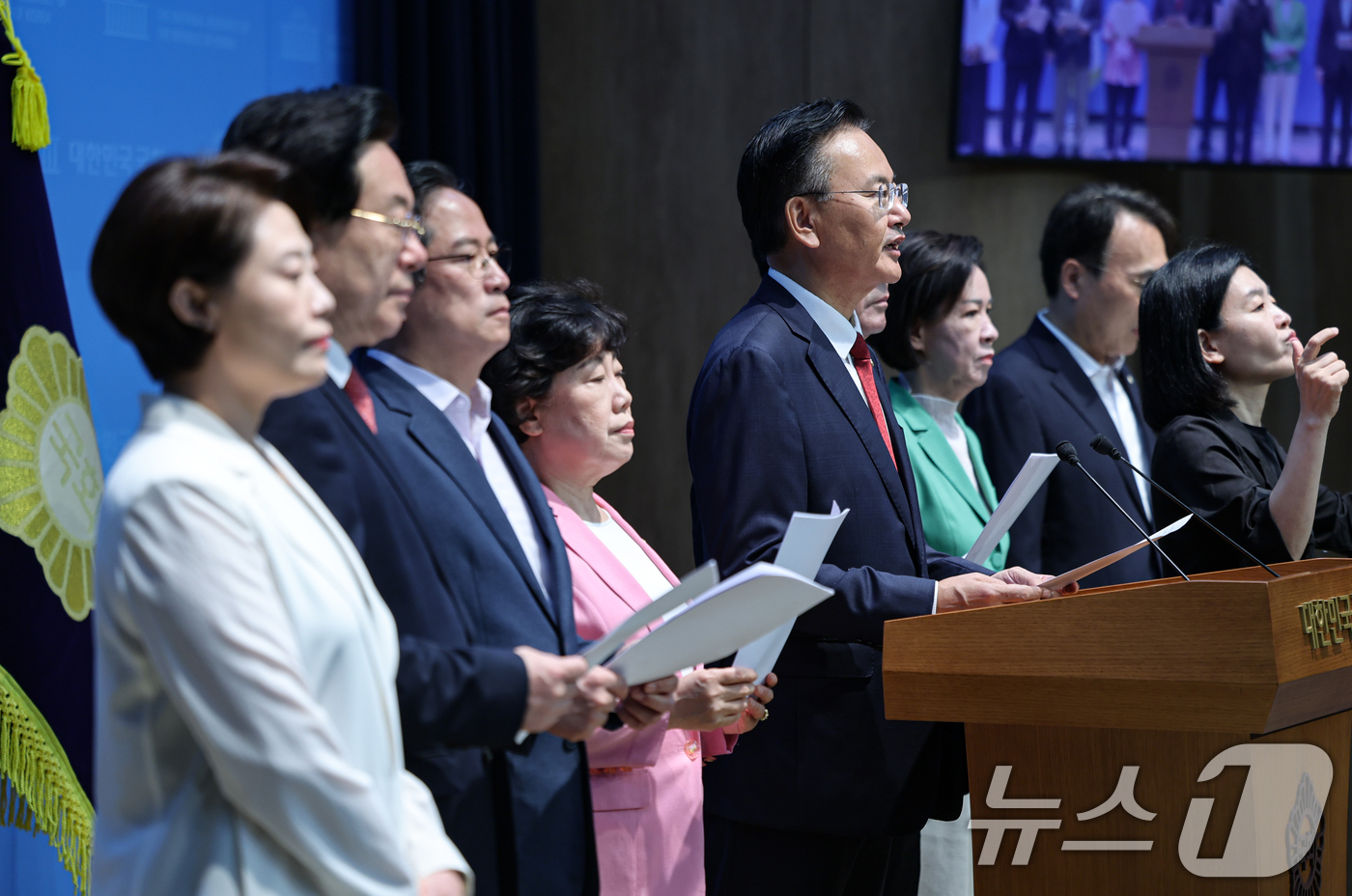 (서울=뉴스1) 김도우 기자 = 유상범 국민의힘 의원과 국회 예산결산위 소속 국민의힘 의원들이 21일 서울 여의도 국회 소통관에서 예산결산특별위원회 결산 심사 관련 기자회견을 하고 …