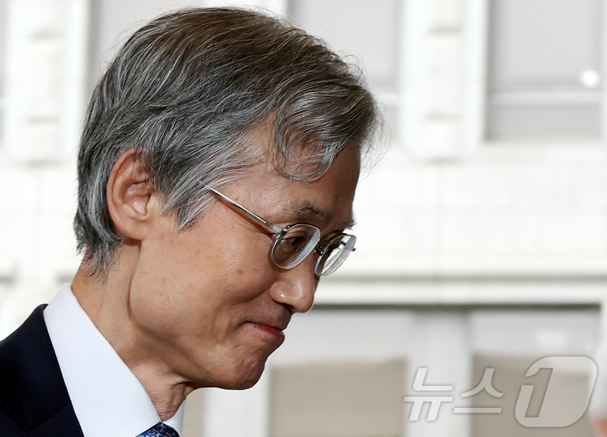 (서울=뉴스1) 김진환 기자 = 조희대 대법원장이 21일 오전 서울 서초구 대법원으로 출근하고 있다.조 대법원장은 지난 18일 노태악 전 대법관과 이흥구 대법관 후임으로 손봉기 대 …