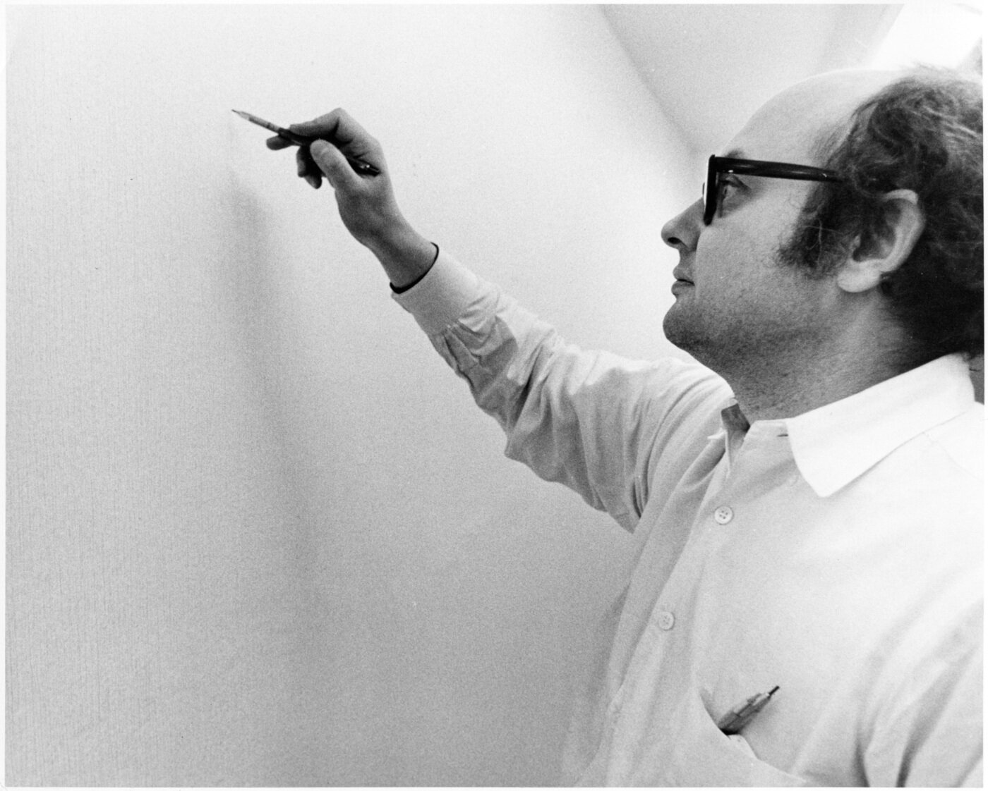 본문 이미지 - 솔 르윗 작가 이미지_Sol LeWitt working on Wall Drawing _66, at the Guggenheim Museum, New York, 1971 (아모레퍼시픽미술관 제공)