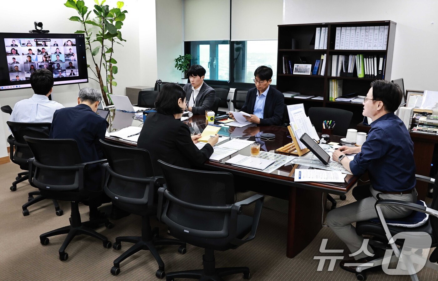 (서울=뉴스1) = 김정관 산업통상부 장관이 21일 오전 서울 종로구 정부서울청사 집무실에서 대중(對中) 소비재 수출 점검회의를 주재하고 있다. (산업통상부 제공. 재판매 및 DB …