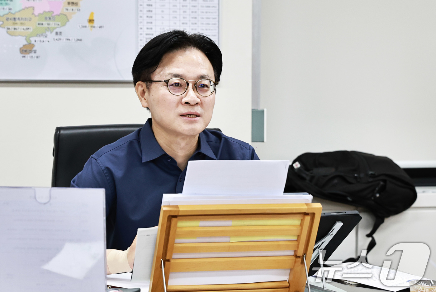 (서울=뉴스1) = 김정관 산업통상부 장관이 21일 오전 서울 종로구 정부서울청사 집무실에서 대중(對中) 소비재 수출 점검회의를 주재하고 있다. (산업통상부 제공. 재판매 및 DB …