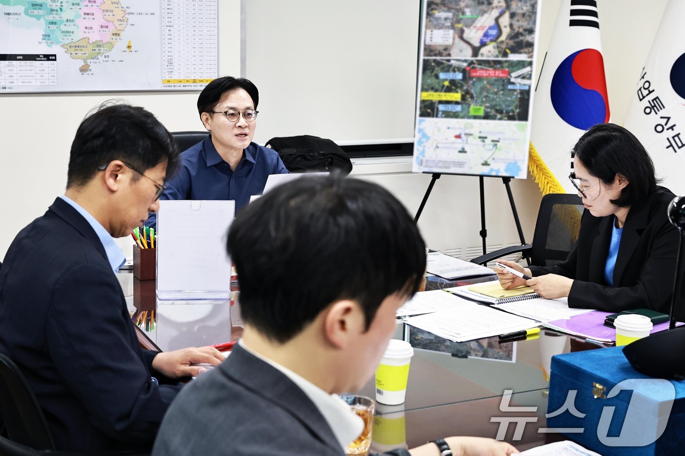 (서울=뉴스1) = 김정관 산업통상부 장관이 21일 오전 서울 종로구 정부서울청사 집무실에서 열린 대중(對中) 소비재 수출 점검회의에서 인사말을 하고 있다. (산업통상부 제공. 재 …