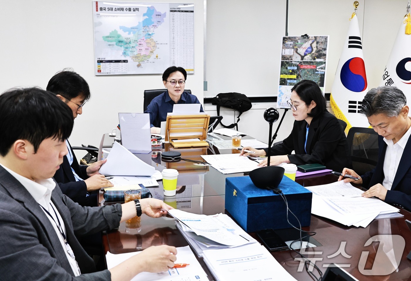 (서울=뉴스1) = 김정관 산업통상부 장관이 21일 오전 서울 종로구 정부서울청사 집무실에서 대중(對中) 소비재 수출 점검회의를 주재하고 있다. (산업통상부 제공. 재판매 및 DB …