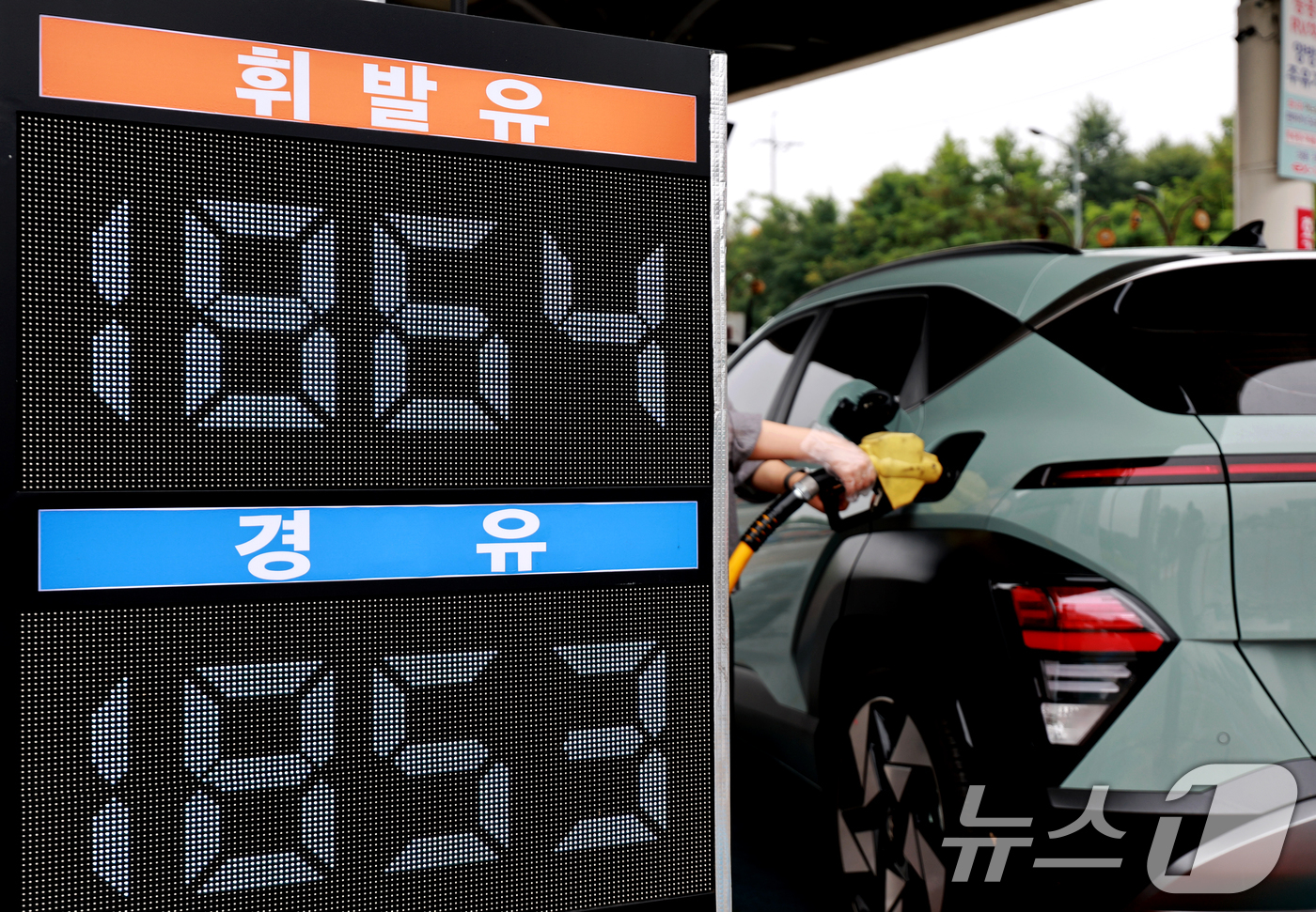 (서울=뉴스1) 이호윤 기자 = 21일 서울 서초구 만남의광장 주유소에서 운전자들이 차량에 기름을 넣고 있다.이날 정부는 국제유가 상승과 중동 정세 불확실성에 대응해 오는 22일부 …