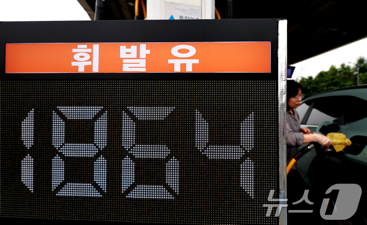 (서울=뉴스1) 이호윤 기자 = 21일 서울 서초구 만남의광장 주유소에서 운전자들이 차량에 기름을 넣고 있다.이날 정부는 국제유가 상승과 중동 정세 불확실성에 대응해 오는 22일부 …