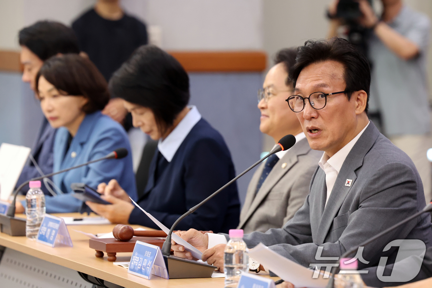 (강릉=뉴스1) 황기선 기자 = 김민석 더불어민주당 대표가 21일 오전 강원 강릉시청에서 열린 '강릉 최고위원회의'에서 모두발언을 하고 있다.  2026.8.21/뉴스1