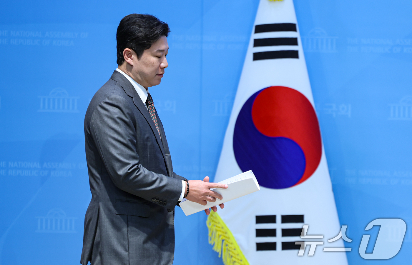 (서울=뉴스1) 김도우 기자 = 국민의힘 중앙윤리위원회로 부터 당원권 정지 징계를 받은 진종오 의원이 21일 서울 여의도 국회 소통관에서 윤리위 징계관련 입장을 밝히는 기자회견을 …