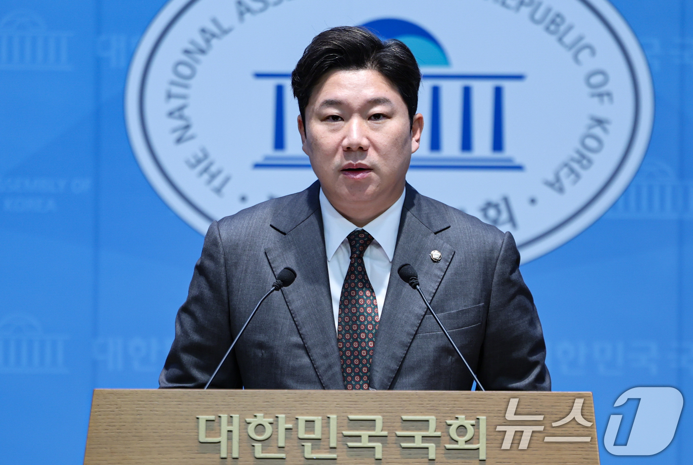 (서울=뉴스1) 김도우 기자 = 국민의힘 중앙윤리위원회로 부터 당원권 정지 징계를 받은 진종오 의원이 21일 서울 여의도 국회 소통관에서 윤리위 징계관련 입장을 밝히는 기자회견을 …