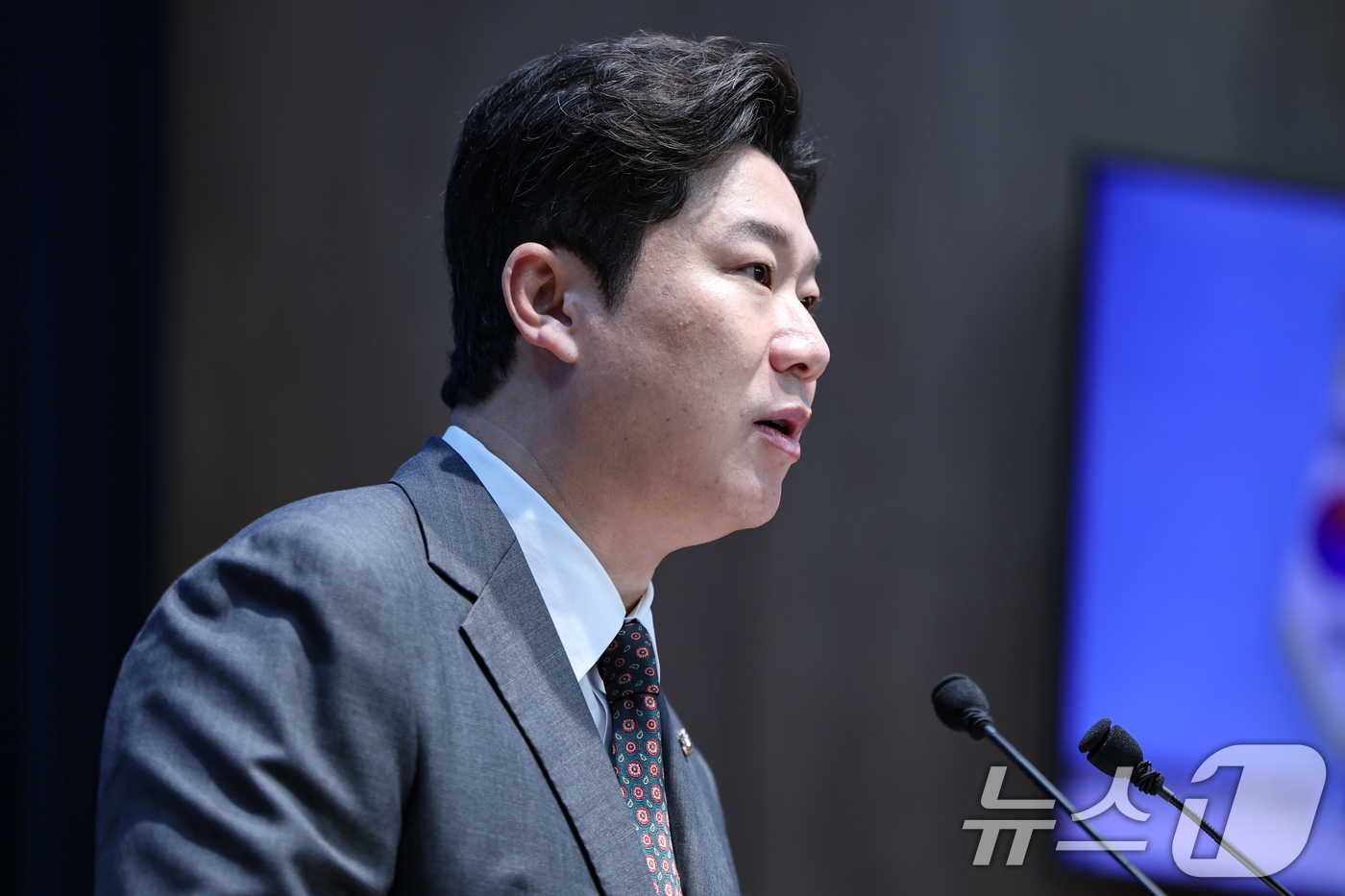 (서울=뉴스1) 김도우 기자 = 국민의힘 중앙윤리위원회로 부터 당원권 정지 징계를 받은 진종오 의원이 21일 서울 여의도 국회 소통관에서 윤리위 징계관련 입장을 밝히는 기자회견을 …