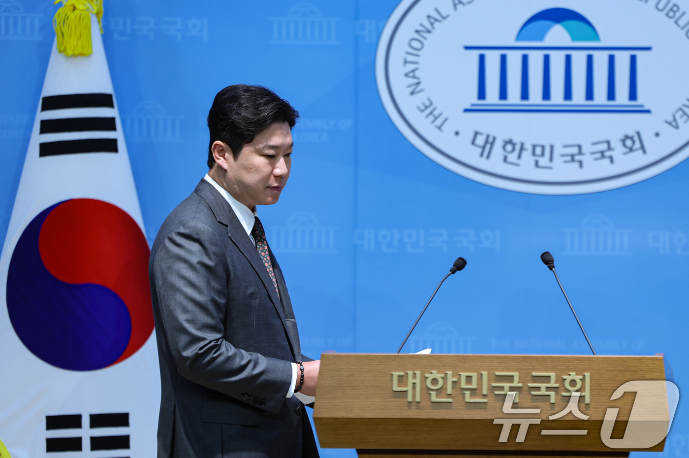 (서울=뉴스1) 김도우 기자 = 국민의힘 중앙윤리위원회로 부터 당원권 정지 징계를 받은 진종오 의원이 21일 서울 여의도 국회 소통관에서 윤리위 징계관련 입장을 밝히는 기자회견을 …