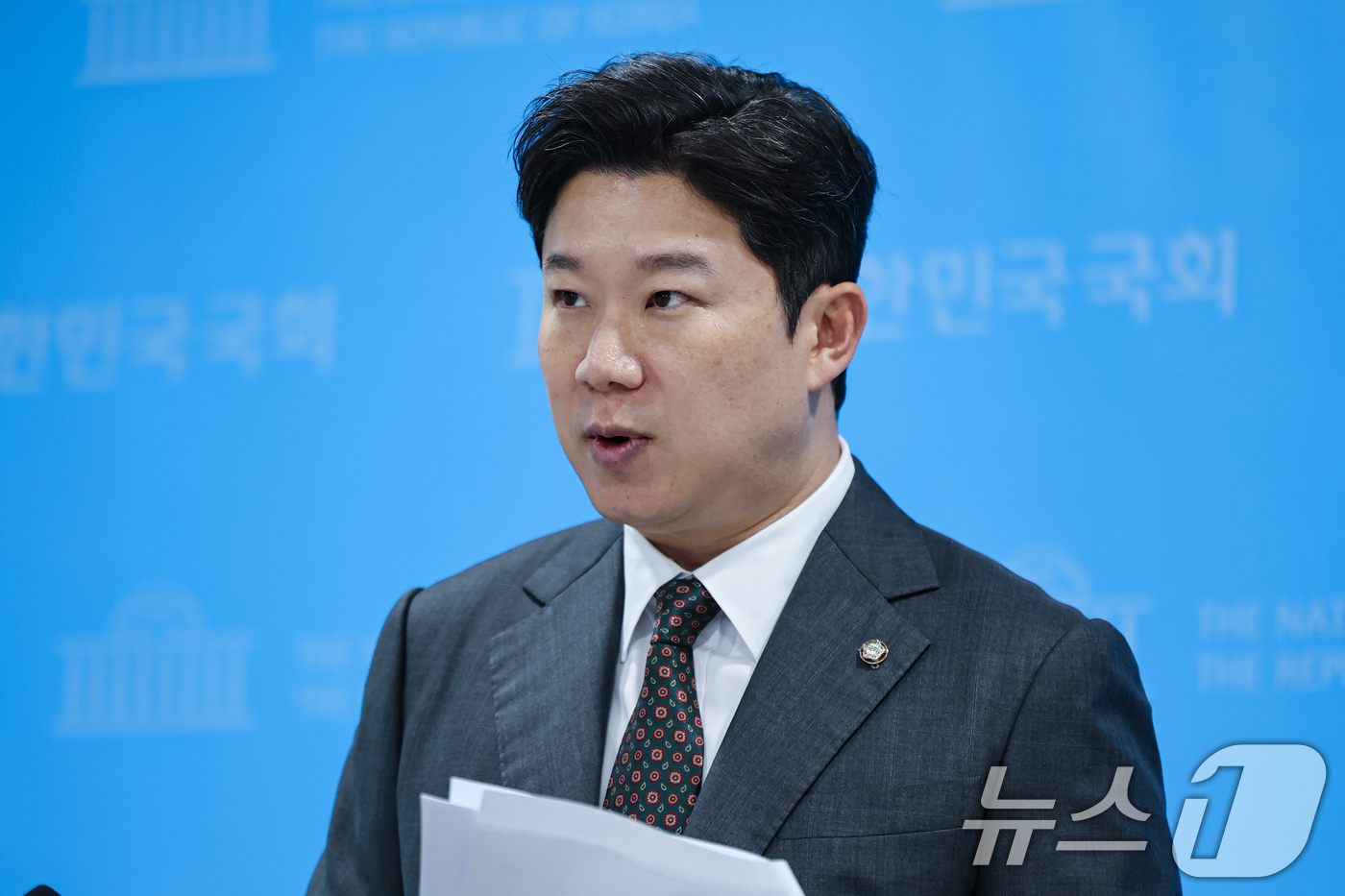 (서울=뉴스1) 김도우 기자 = 국민의힘 중앙윤리위원회로 부터 당원권 정지 징계를 받은 진종오 의원이 21일 서울 여의도 국회 소통관에서 윤리위 징계관련 입장을 밝히는 기자회견을 …