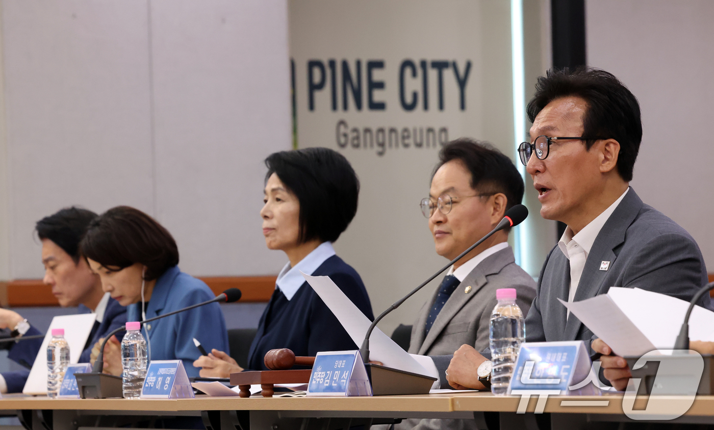 (강릉=뉴스1) 황기선 기자 = 김민석 더불어민주당 대표가 21일 오전 강원 강릉시청에서 열린 '강릉 최고위원회의'에서 모두발언을 하고 있다.  2026.8.21/뉴스1