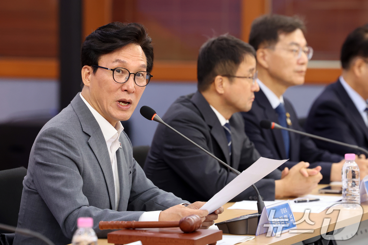(강릉=뉴스1) 황기선 기자 = 김민석 더불어민주당 대표가 21일 오전 강원 강릉시청에서 열린 '강릉 최고위원회의'에서 모두발언을 하고 있다.  2026.8.21/뉴스1
