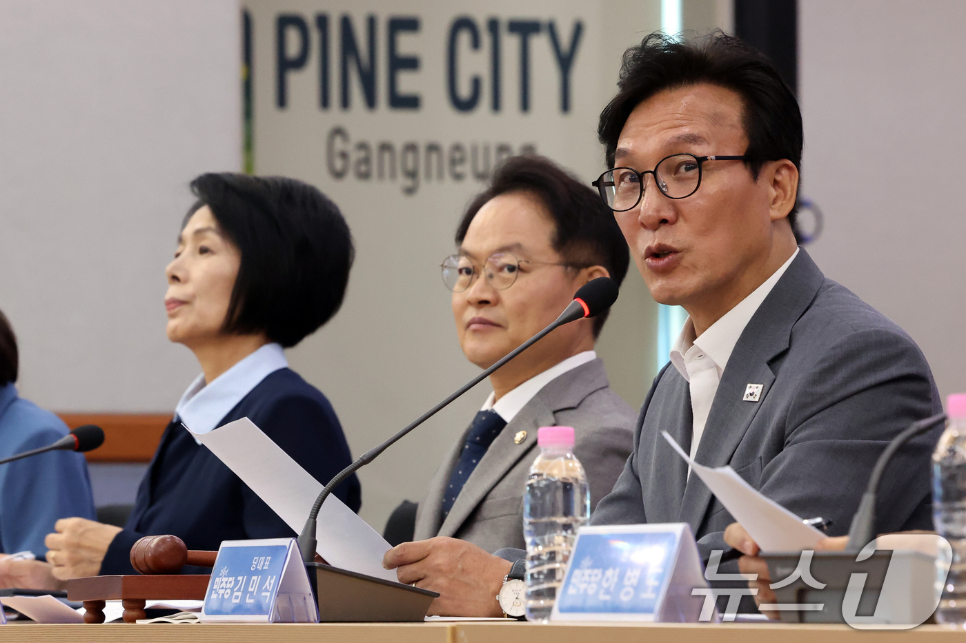 (강릉=뉴스1) 황기선 기자 = 김민석 더불어민주당 대표가 21일 오전 강원 강릉시청에서 열린 '강릉 최고위원회의'에서 모두발언을 하고 있다.  2026.8.21/뉴스1